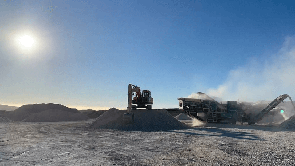 Excavadora DEVELON en faena minera mediana en Chile