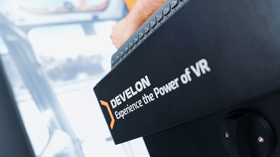 Operador usando el Simulador de Realidad Virtual DEVELON en la casa matriz Chile