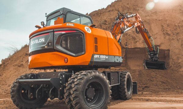excavadoras sobre ruedas DEVELON en proyectos de infraestructura