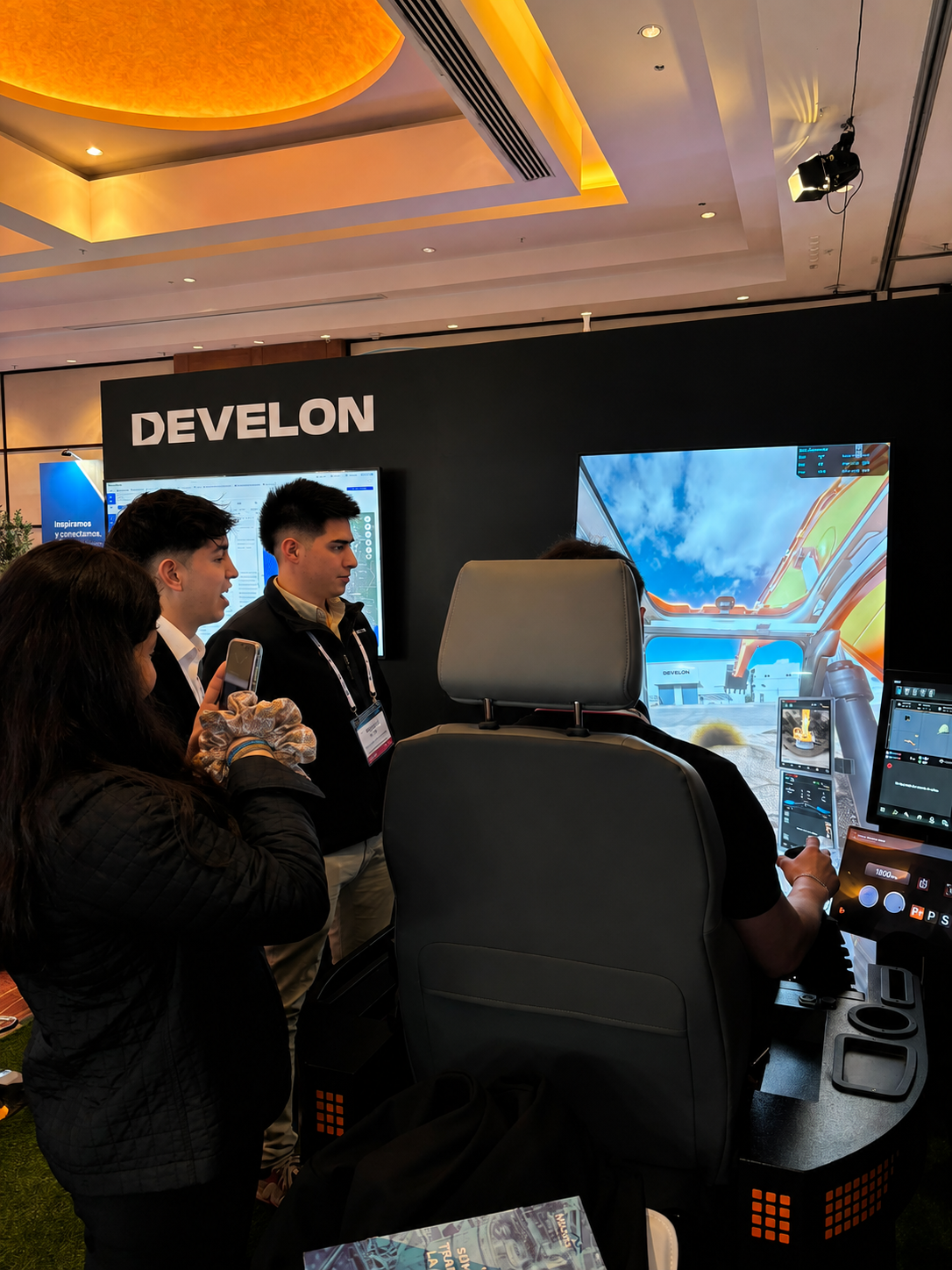 Profesionales visitando el espacio DEVELON en Minería Digital 2026