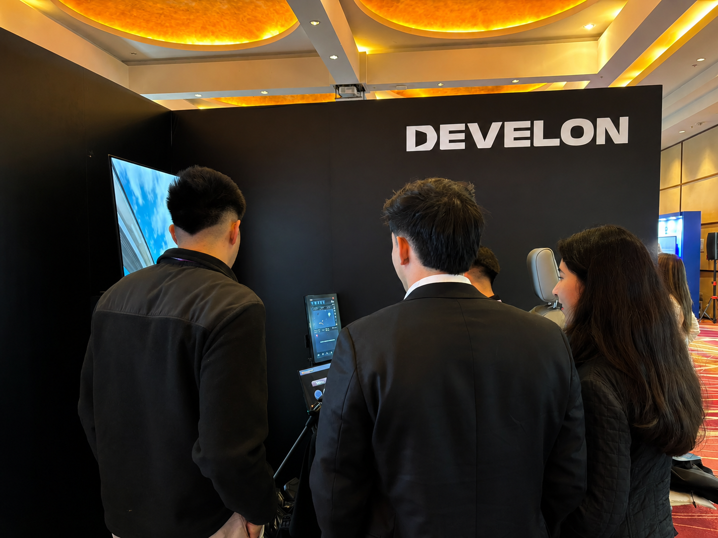 Stand DEVELON durante Minería Digital 2026