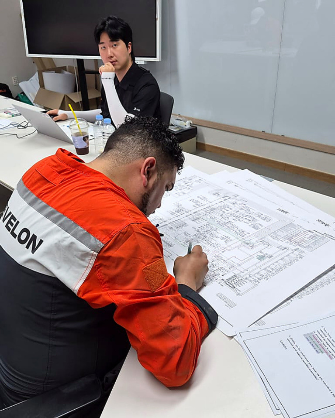 Jaime Castillo durante una evaluación técnica en la DEVELON Global Service Competition 2026